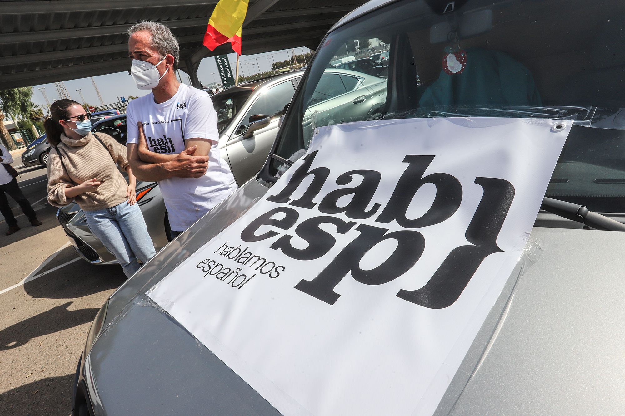 Una caravana con cientos de vehículos clama en Pilar de la Horadada contra la "imposición" del valenciano