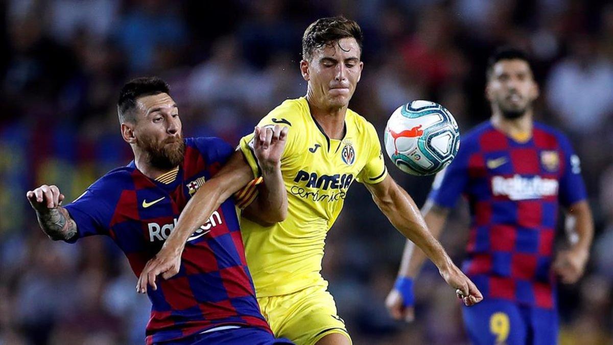 Pau Torres defiende a Messi en el duelo del Camp Nou
