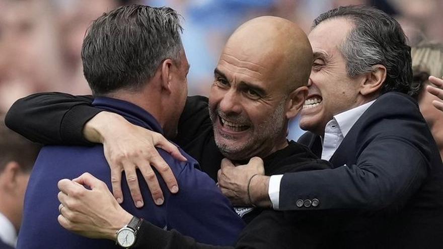 El entrenador del Manchester City, Pep Guardiola, celebrando la victoria tras ganar el partido de fútbol de la Premier League inglesa entre el Manchester City y el Aston Villa en Manchester, Gran Bretaña, el 22 de mayo de 2022.