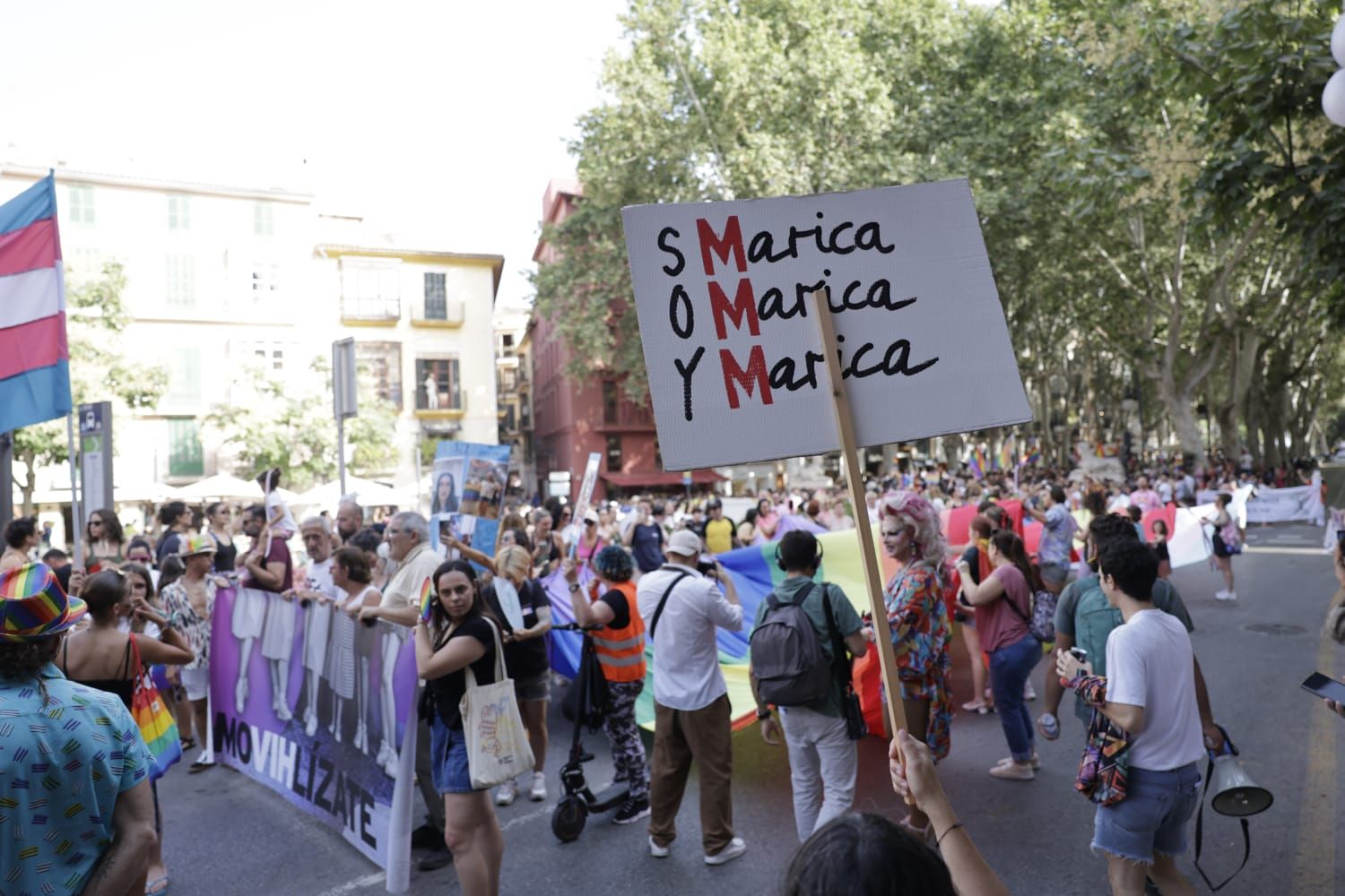 Cientos de personas se manifiestan en Palma para reivindicar los derechos del colectivo LGTBI