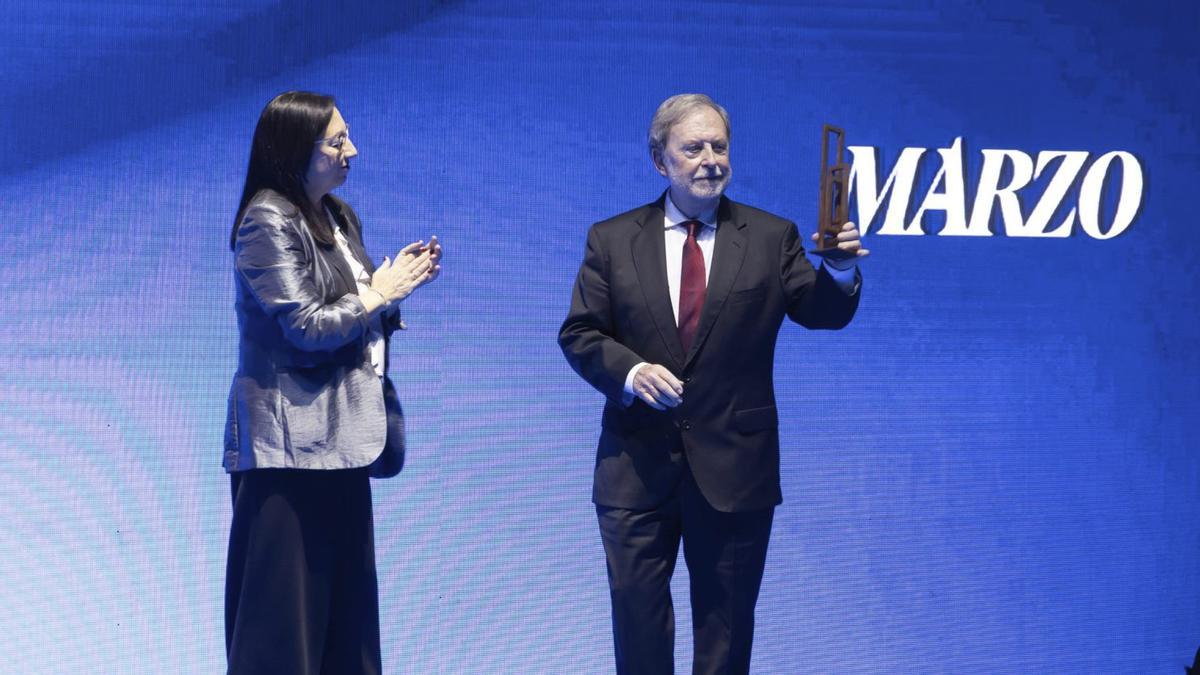 Llanos Masó, presidenta de las Cortes Valencianas, entregó el premio a Manuel Asín.