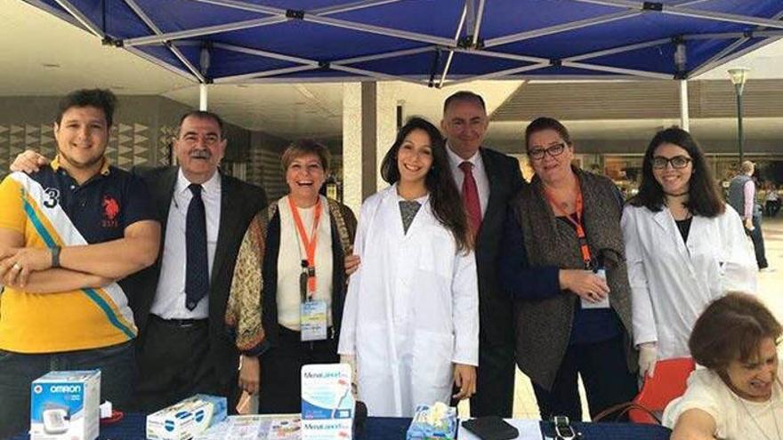 La avenida de Andalucía se convirtió ayer en «La calle de la Salud», donde varias carpas con voluntarios y estudiantes de Medicina dieron a los ciudadanos consejos saludables y pautas para prevenir enfermedades.