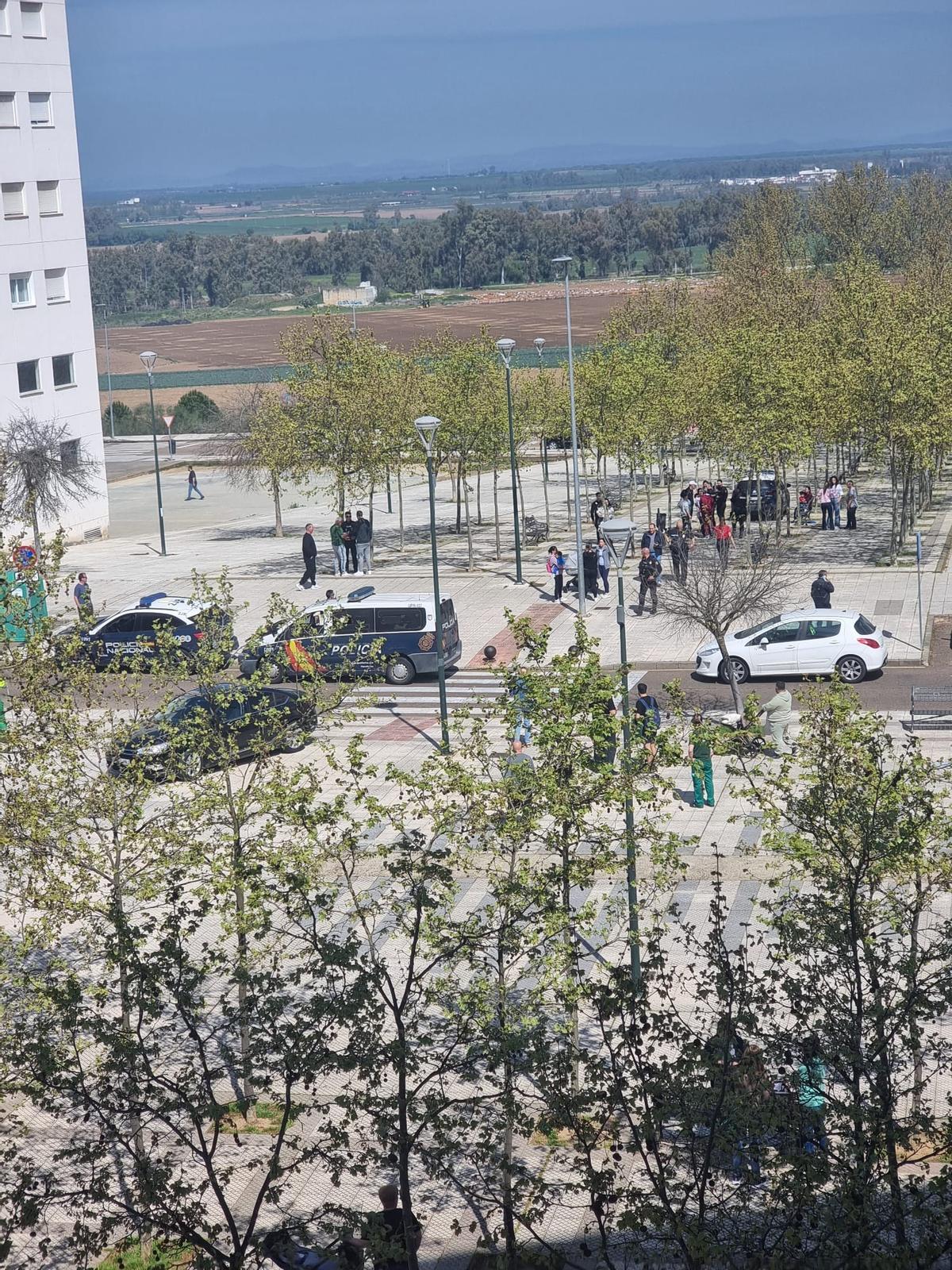 Agentes participan en la búsqueda de los dos menores en el barrio de Cerro Gordo, en Badajoz.