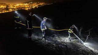 Los bomberos de Barcelona siguen trabajando para extinguir el incendio en Collserola