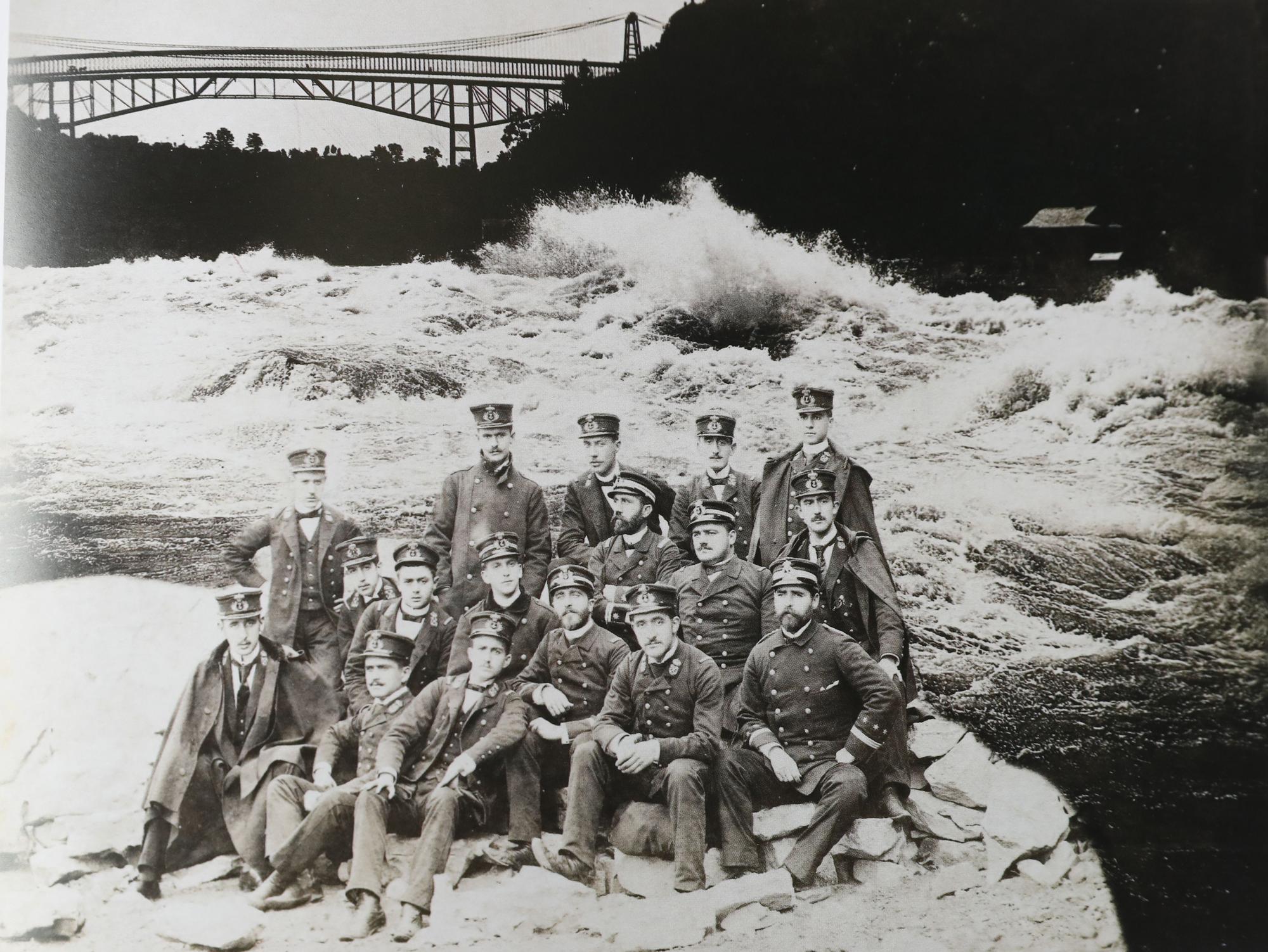 Una travesía fotográfica al pasado de la Marina española de casi cien años de navegación