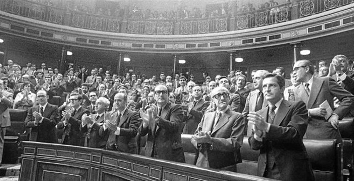 Aplaudiments a l’hemicicle del Congrés, l’octubre de 1977. A l’esquerra, Josep Pau, aquell mateix any.
