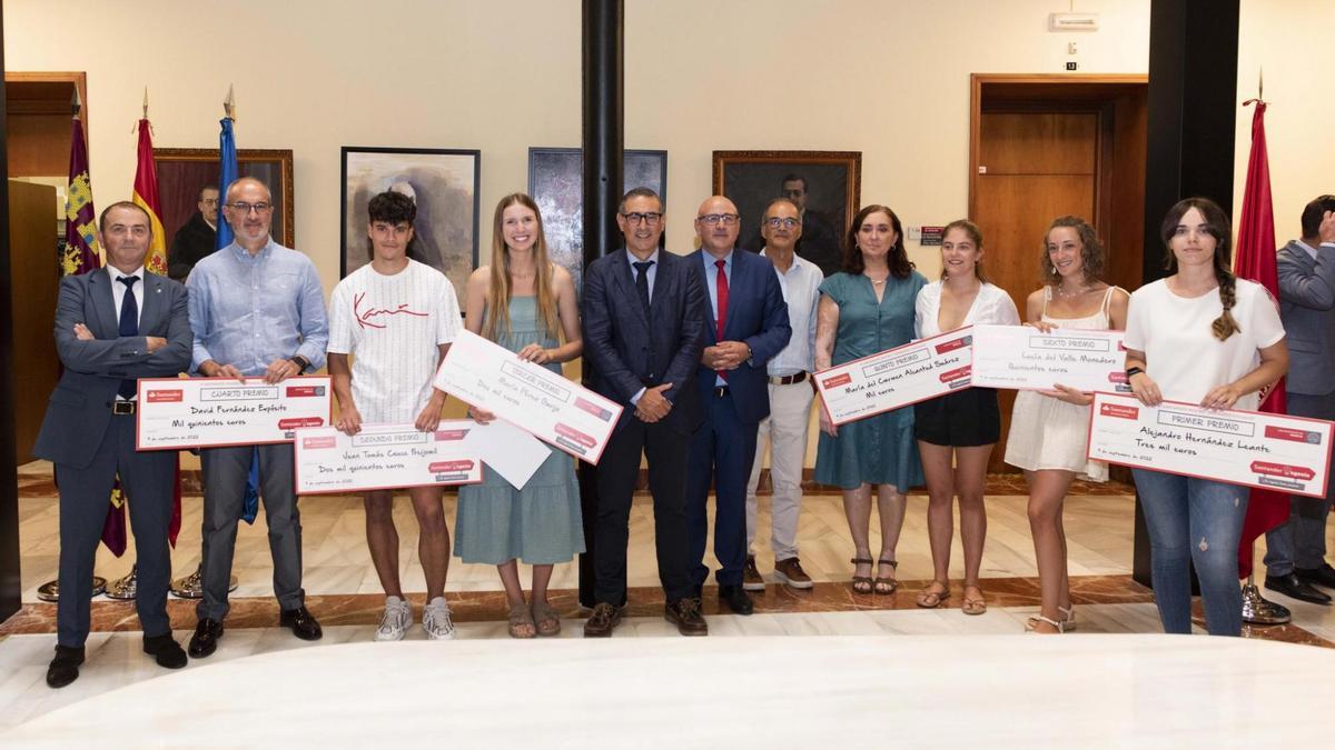 José Luján (en el centro), rector de la Universidad de Murcia, junto a los premiados.