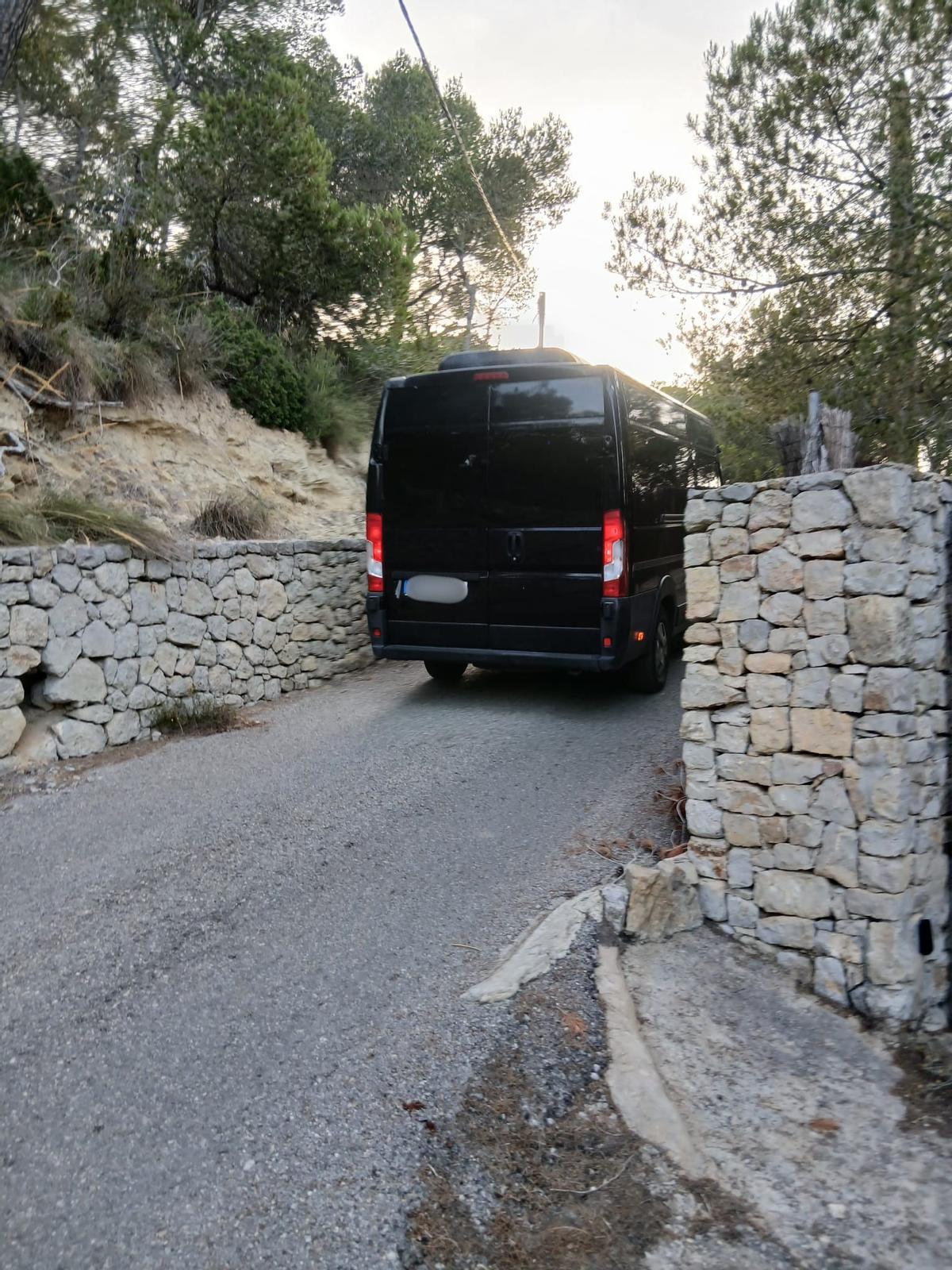 Una de las furgonetas camino de la fiesta.