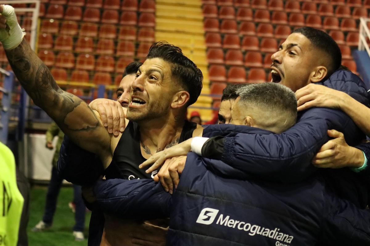 Gio Zarfino celebra con pasión el gol en el descuento