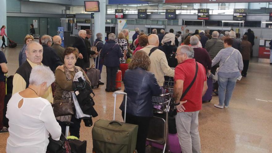 Imatge d’arxiu de turistes de l’Imserso fent cua en un aeroport | ALBA VILLAR