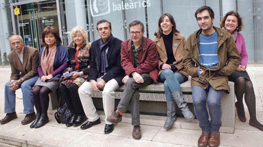 Rayó, Vidal, Colom, Vera, Joan, Gargiulo, Armengol y Müller, ayer en la presentación de la presencia de Balears en la feria. Las otras tres imágenes son ilustraciones de Max, Joan y Gargiulo