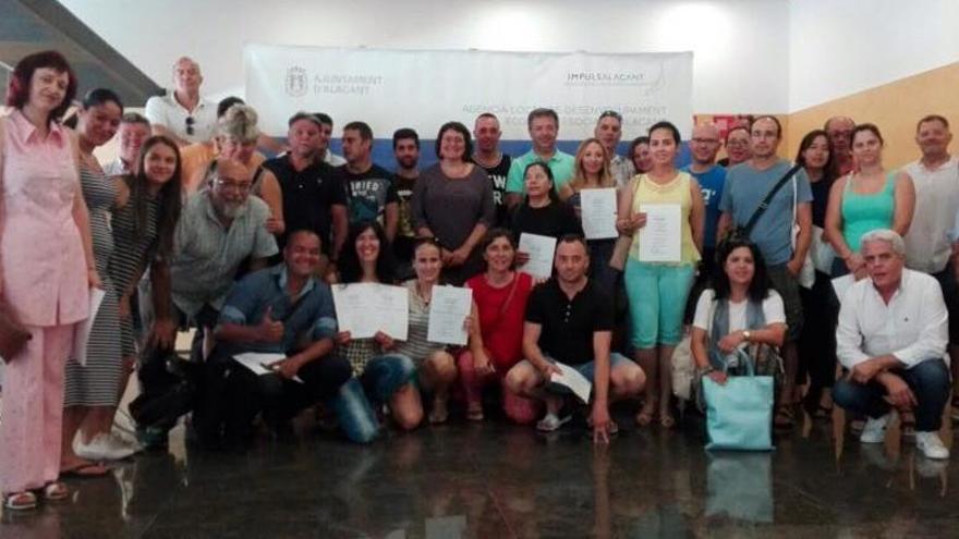 Alumnos de los cursos de la Agencia Local con sus diplomas