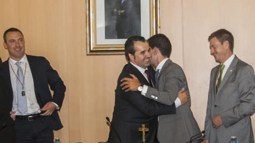 Antonio Puerto es abrazado por el secretario tras su proclamación junto a García y Díez.
