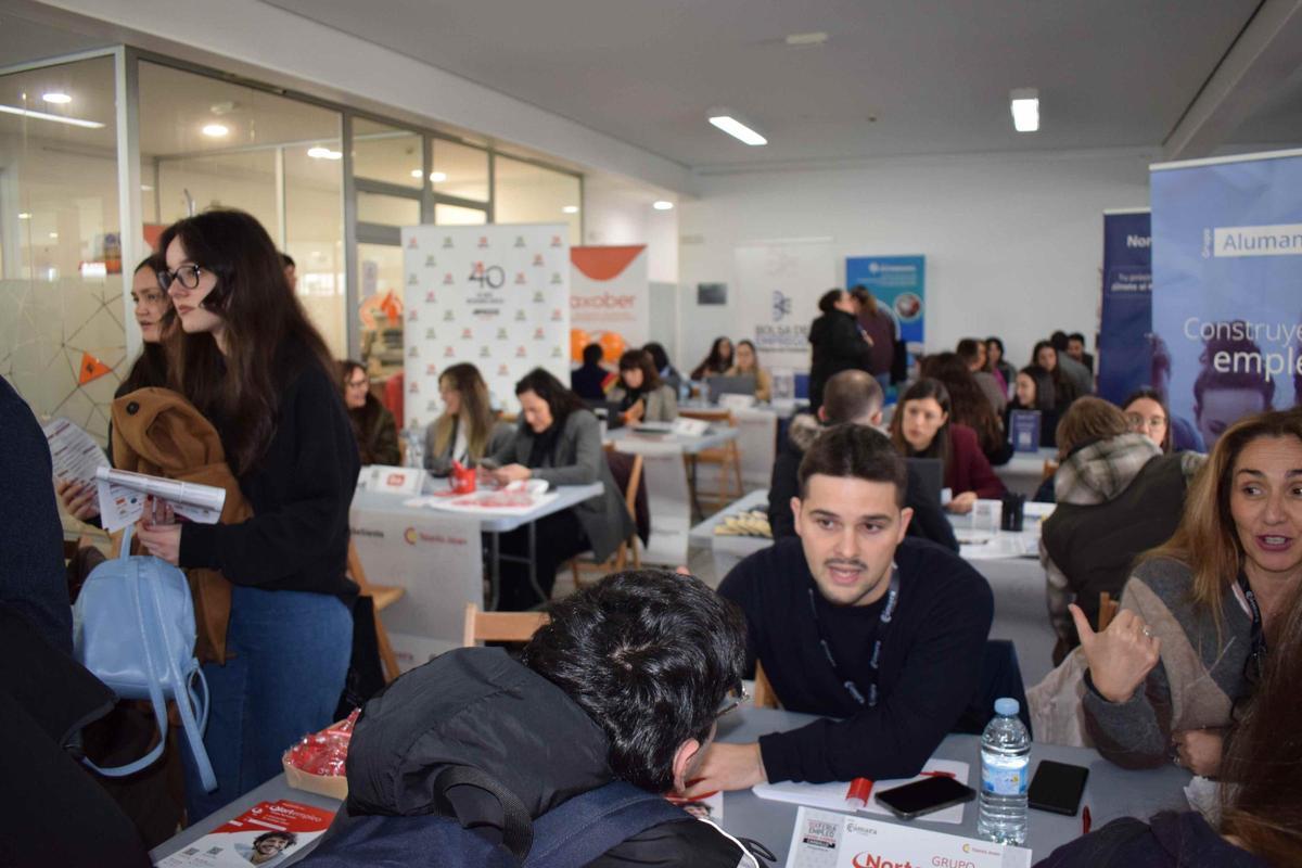 Asistentes á Feira de Emprego Talento Xoxe da Cámara de Comercio da Coruña, celebrada en Carballo.