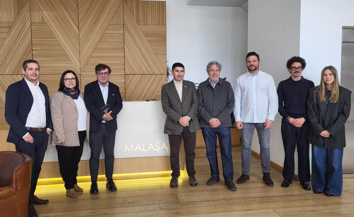 El delegado del Gobierno en Galicia, Pedro Blanco, y el alcalde de Cerceda, Juan Manuel Rodríguez, visitaron las instalaciones de la firma