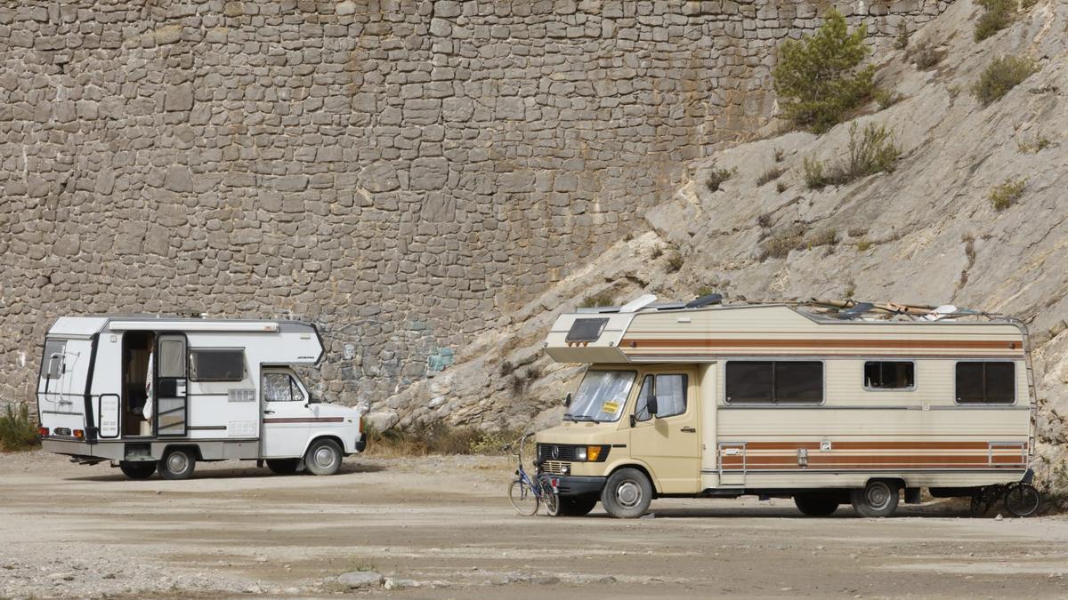 Las dos únicas autocaravanas habitadas cuyos propietarios se han negado a abandonar el solar.