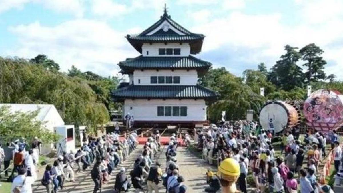 El castell d'Hirosaki (Japó) amb milers de voluntaris estirant-lo