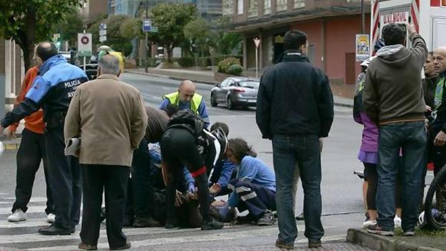 El personal sanitario atiende al peatón herido ayer en Severo Ochoa.