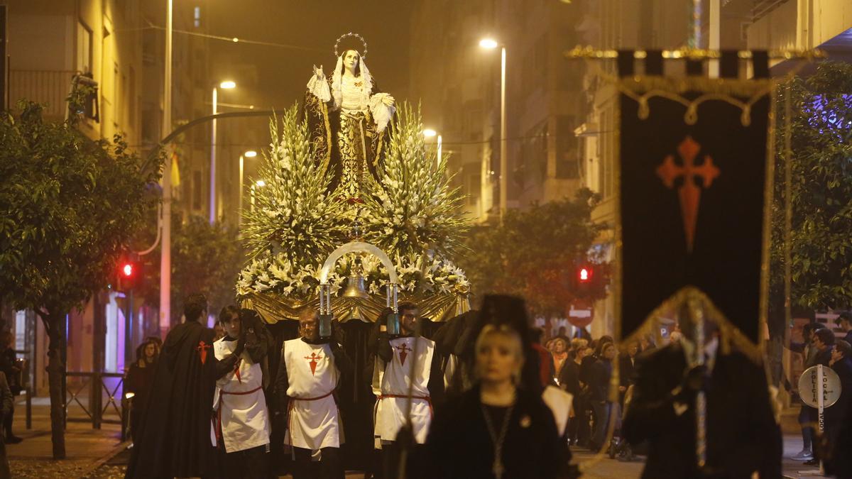 Una imagen de la virgen en la procesión en Elche