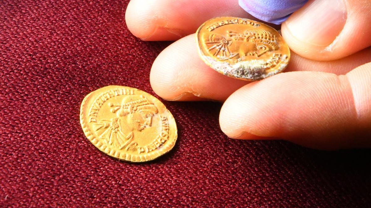 Monedas de oro del tesoro hallado este verano en el Portitxol de Xàbia