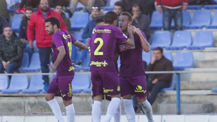 Aketxe es felicitado tras marcar el gol de la victoria en Écija.