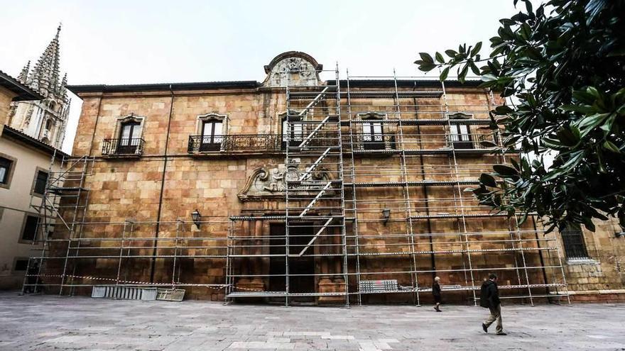 La fachada de la Catedral que da a la Corrada del Obispo, ayer, a medio andamiar.