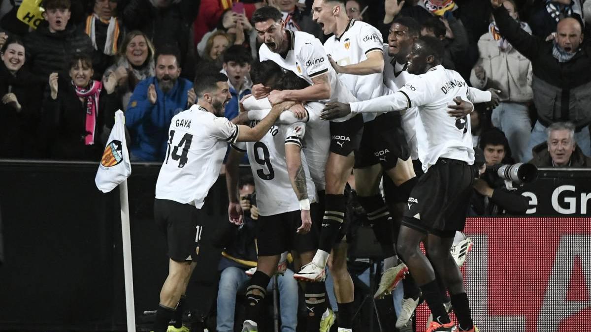 Los jugadores celebrando el gol