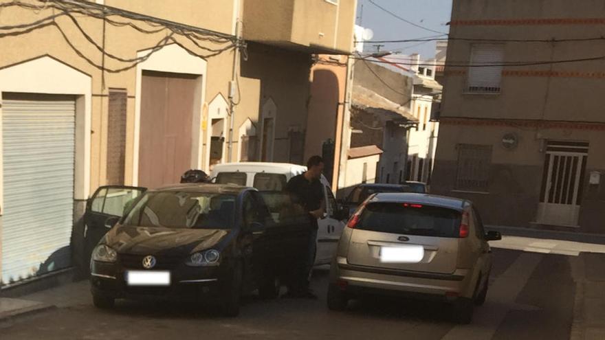 Coches camuflados de la Policía Nacional, ayer en un momento de la operación que se llevó a cabo en Cehegín.