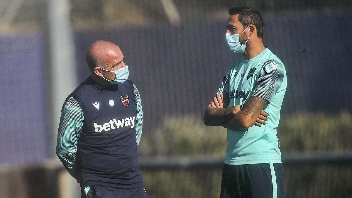 EL entrenador del Levante UD, Paco López, y José Luis Morales charlan durante un entrenamiento.  | F. CALABUIG/SD