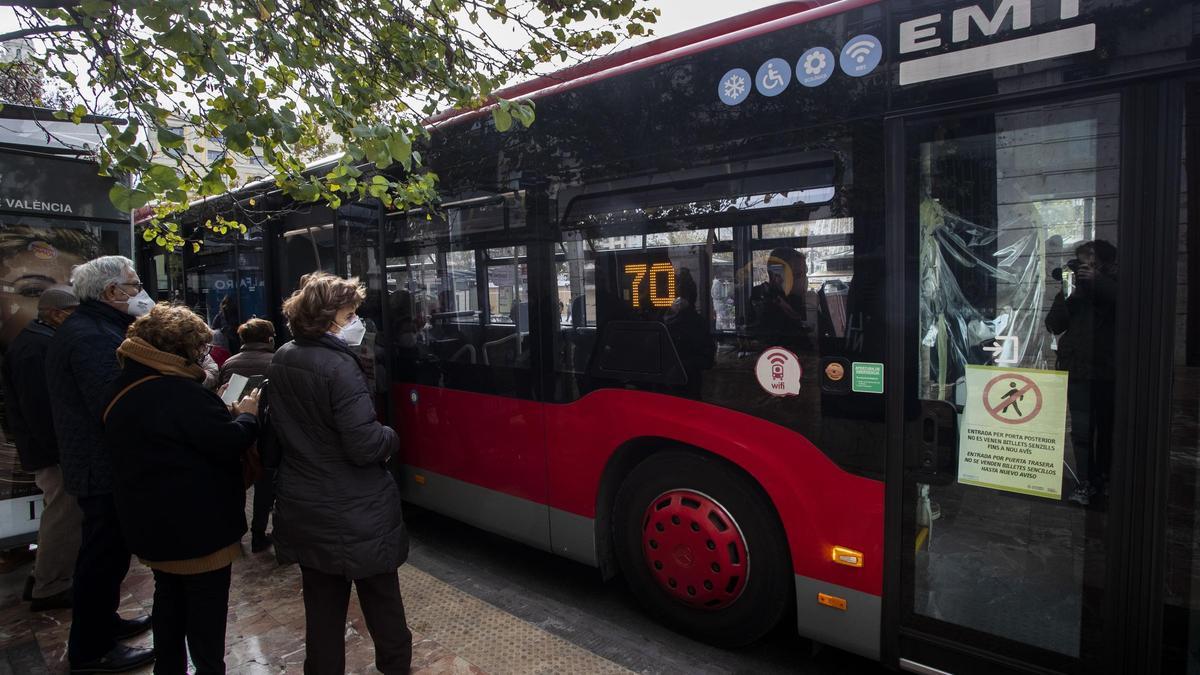 Uno de los autobuses de la EMT se detiene para que los pasajeros suban al vehículo.