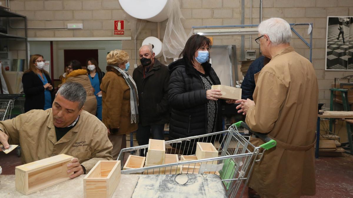 La visita de la diputada provincial Mari Carmen Jover al centro Apadis de Villena.