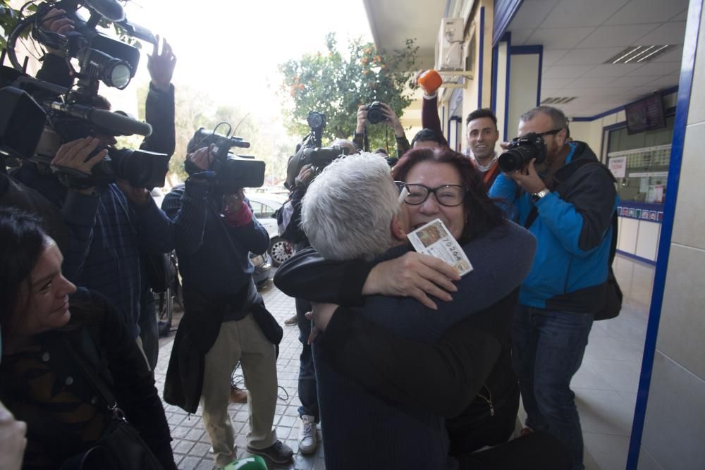 Celebración del quinto premio en la administración de lotería de la Fuensanta