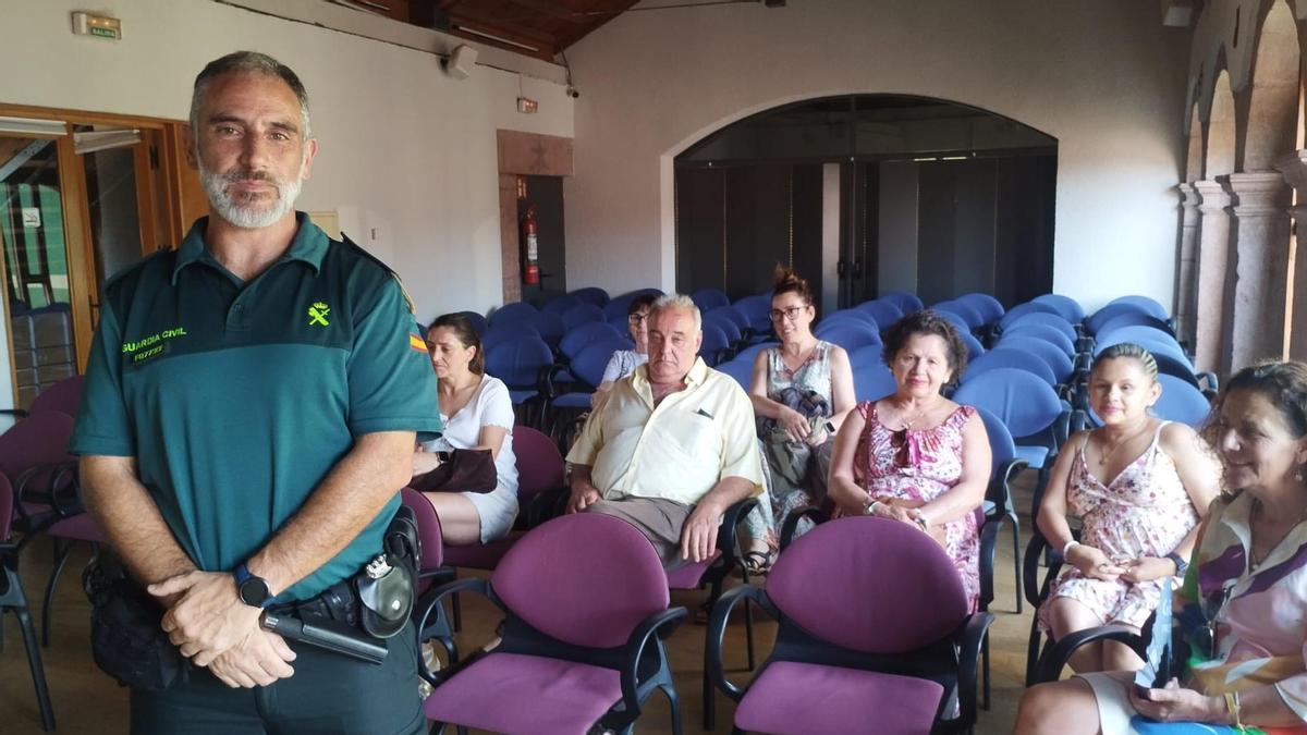 El guardia civil Nacho Zapatero, instantes antes del comienzo de la charla en la Casa de Cultura de Grado.