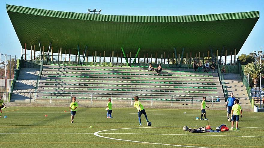 Un grupo de niños juega en las instalaciones de la Ciudad Deportiva de Torrevieja.