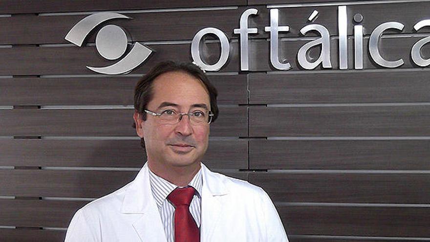 El doctor Enrique Chipont de Oftálica.