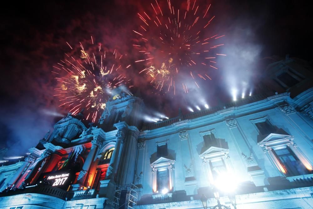 La ciudad de Valencia recibió al 2017 con una fiesta en la plaza del Ayuntamiento en la que no faltaron multitud de ciudadanos,  los djs, las uvas y por supuesto los fuegos artificiales.