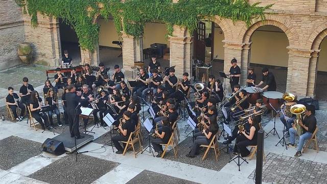 Actuación en el exterior del conservatorio . | SERVICIO ESPECIAL