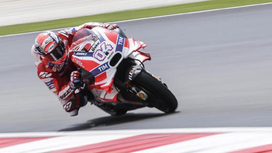 Dovizioso logra la pole en Sepang.