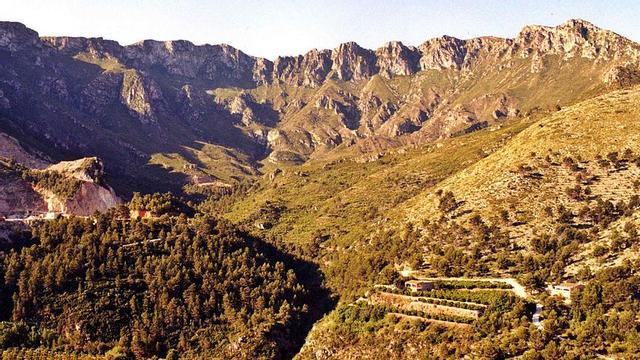 El impresionante Circ de la Safor y, a la izquierda, la cantera que ahora ha sido adquirida por el ayuntamiento para restaurarla.                           | J. A. ROSELLÓ