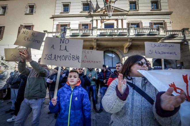 Concentración en Ripoll para pedir el padrón para todos los habitantes