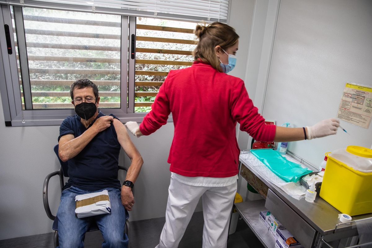 Los mayores de 60 años empiezan a vacunarse de la cuarta dosis del covid y de la gripe, este lunes en el CAP Sant Rafael de Barcelona.