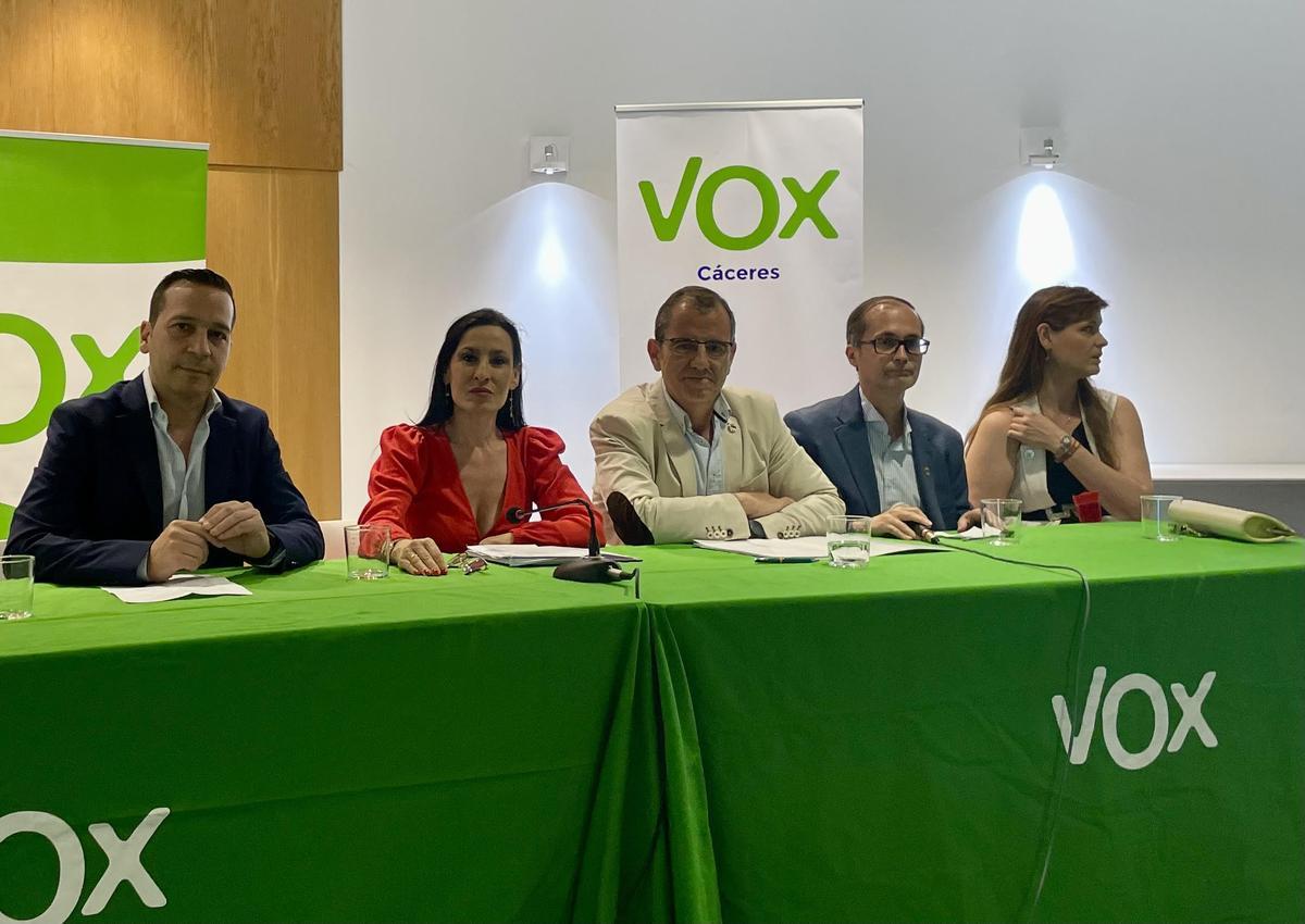 Integrantes de la lista electoral de Vox Cáceres al 28-M, esta tarde, en el Centro Cívico Raimundo Medina.