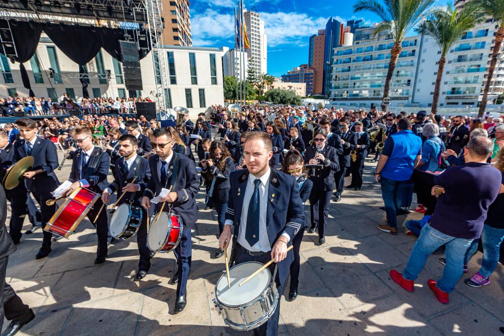 Más de 500 músicos marcan el ritmo en el inicio de las Fiestas de Benidorm