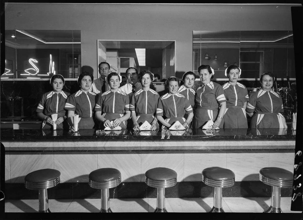 Grupo de trabajadoras en la cafetería-heladería Ilsa Frigo de la calle Marqués de Cubas de Madrid en 1956.
