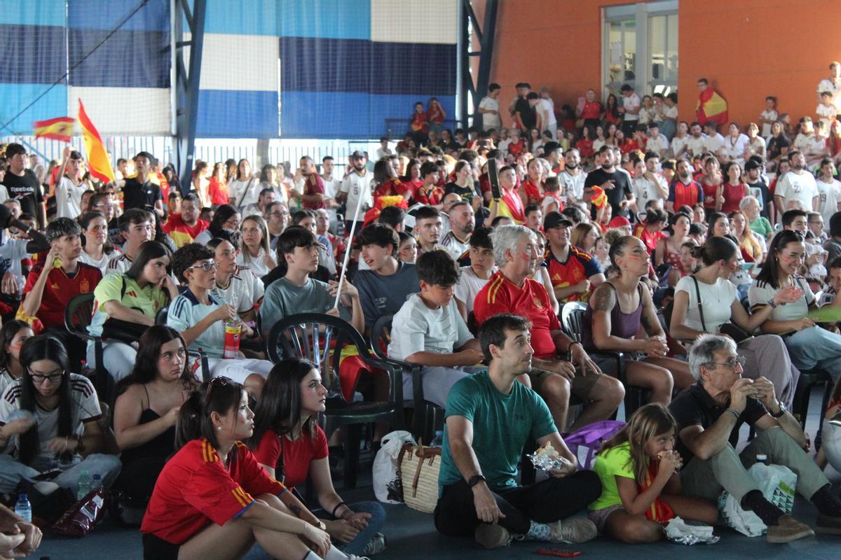 Centenares de aficionados disfrutan del partido.