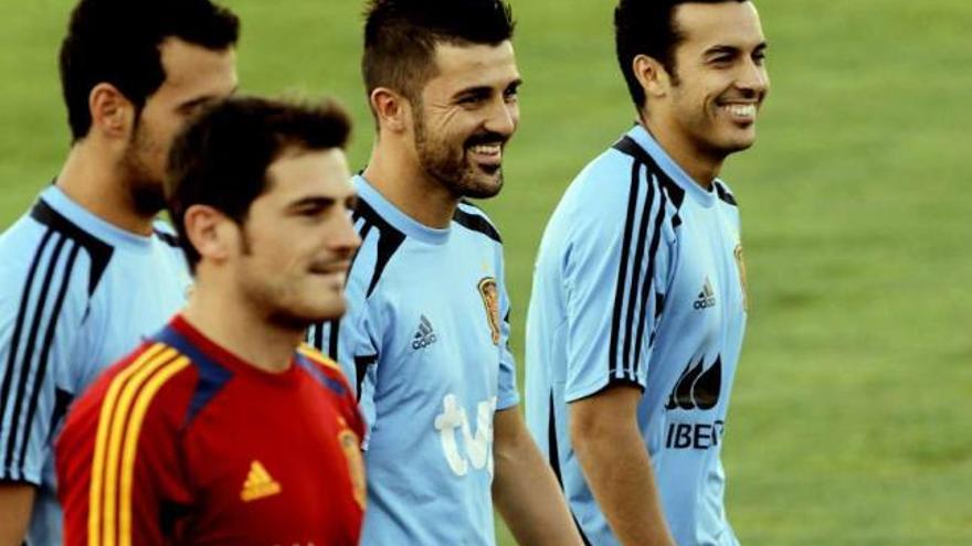 Villa, con Pedro, Casillas y Busquets, en el entrenamiento de la selección. / efe / kiko huesca