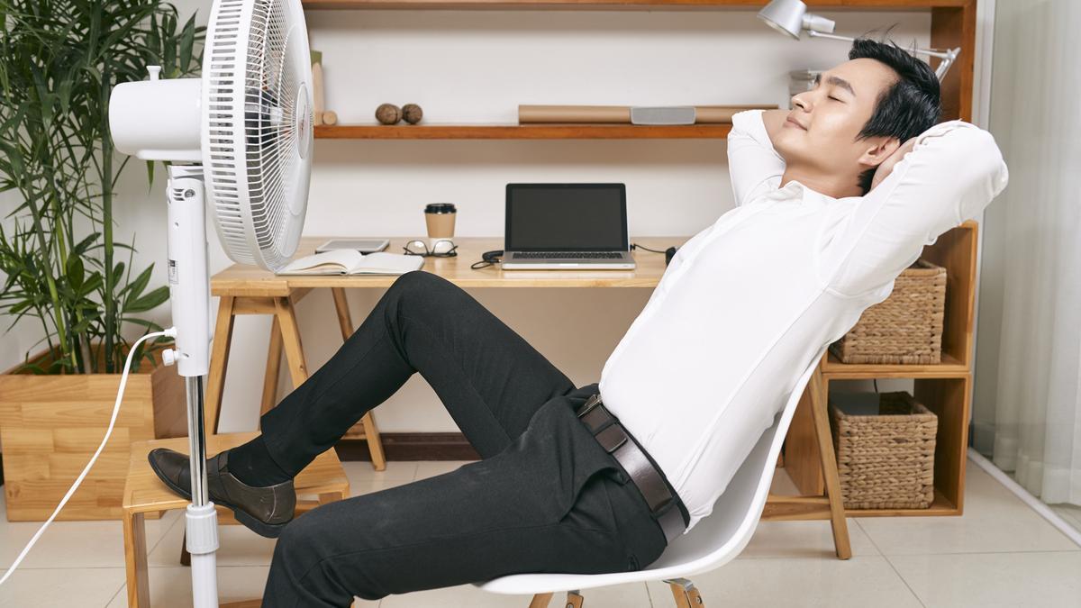 No pases calor en la oficina: este ventilador de mesa te salvará el verano