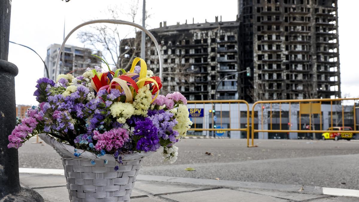Ramos de flores recuerdan a los fallecidos en el incendio de València