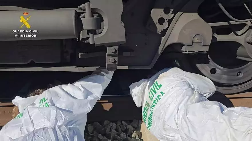 La Guardia Civil continúa trabajando en la búsqueda de restos y evidencias para la identificación de todas las víctimas y la investigación del accidente ferroviario en Adamuz