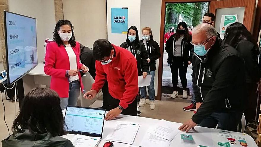 Silvia Díaz presenta la iniciativa a los colectivos.   | // FDV